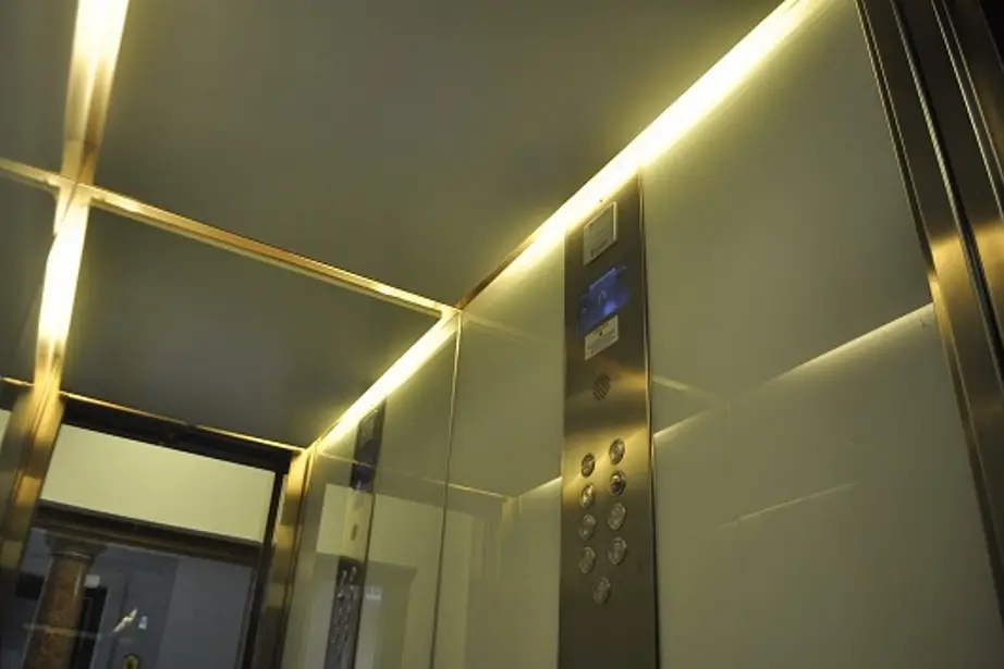 Vaglio srl - Linea cabine ascensori - linea future - ascensore moderno con luce led