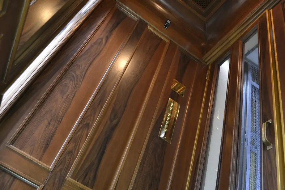 Vaglio srl - Linea cabine ascensori - linea heritage - ascensore in legno dalle linee molto eleganti